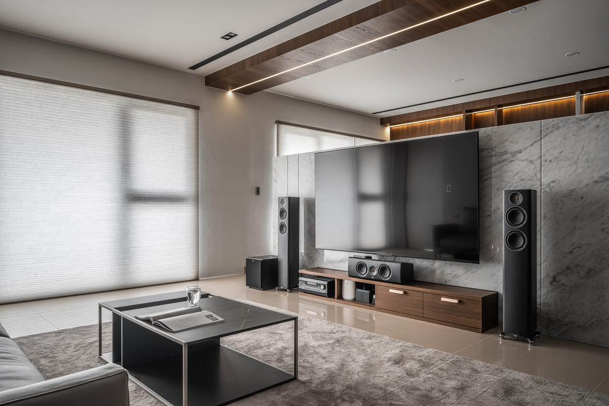 電視牆，不只是背景，而是空間的靈魂延伸